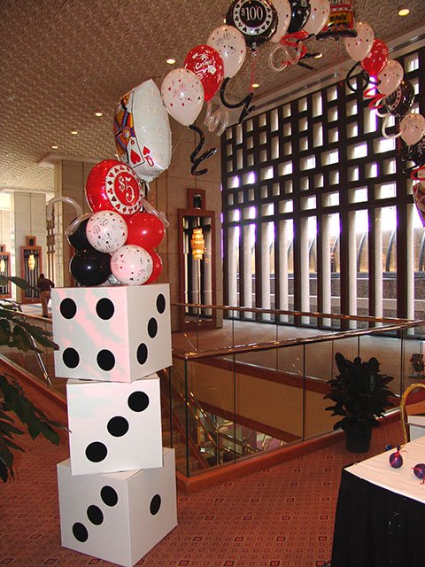 roll-the-dice-balloon-arch