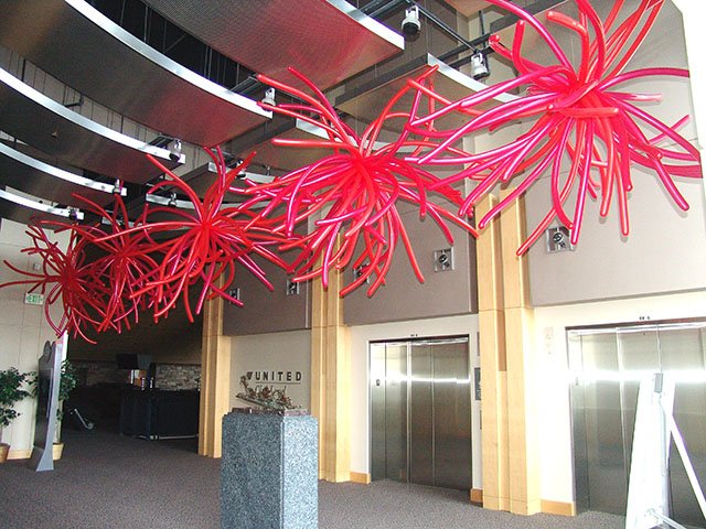 balloon-chandeliers-at-invesco